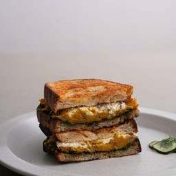 Curried pumpkin toastie (V)