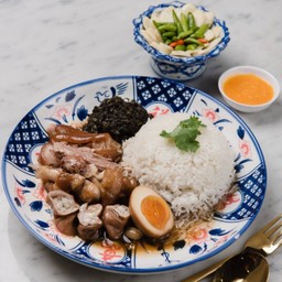 ข้าวขาหมูเนื้อหนัง+คากิ+ไส้ / Rice w/ Stewed Pork Leg (Meat,Skin,Hock,Intestine)