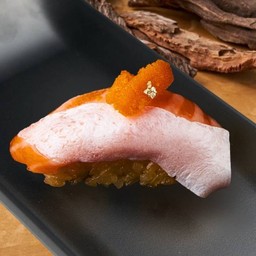 ซูชิท้องปลาแซลมอนท็อปอูนิ           ( Salmon Belly Sushi Topped With Uni )