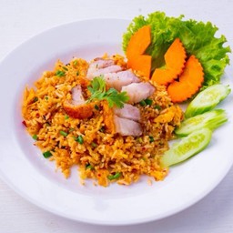 ข้าวผัดน้ำจิ้มแจ่วหมูกรอบ