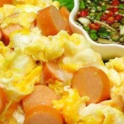 ข้าวไข่ขยี้ใส้กรอก