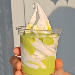 กะทิซอฟท์เสิร์ฟราดสังขยาใบเตย