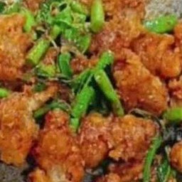 ข้าวผัดพริกแกงไก่กรอบใส่ถั่วฝักยาว