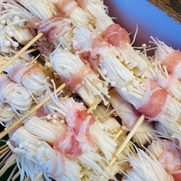 หมูสามชั้นพันเห็ดเข็มทอง