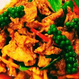 ผัดเผ็ดหมูสามชั้น (ราดข้าว)