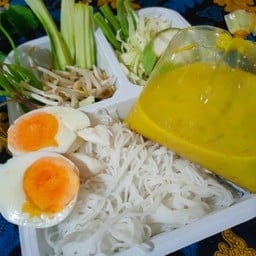 กิ๋นเส้นขนมจีนน้ำยาปู และผลไม้สด