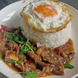 กระเพราเนื้อเปื่อยไข่ดาว