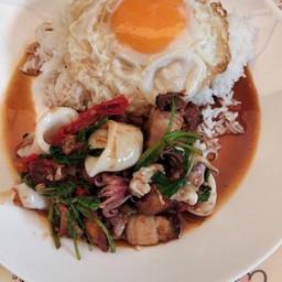 กระเพราทะเลหมูกรอบไข่ดาวราดข้าว