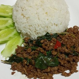 กะเพราเนื้อสับราดข้าว