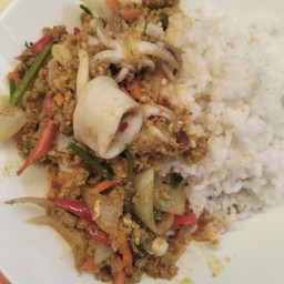 ปลาหมึกผัดผงกะหรี่ราดข้าว