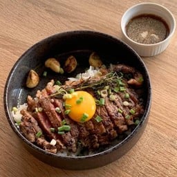 ข้าวหน้าเนื้อริบอายไข่ดอง