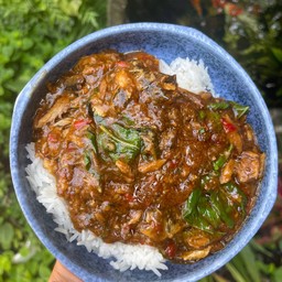 ข้าวราดปลากระป๋องผัดกะเพรา + น้ำแอปเปิ้ลโซดา