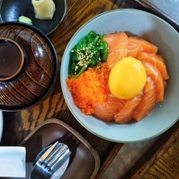 166 ข้าวหน้าแซลมอนซาชิมิไข่แดง