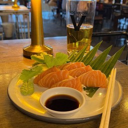 แซลมอนซาซิมิ