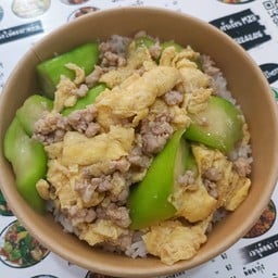 บวบผัดไข่หมูสับราดข้าว
