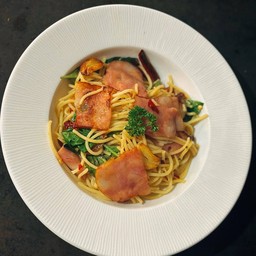 สปาเกตตี้เบค่อนผัดพริกแห้ง