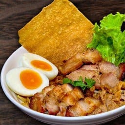 คลุกเคล้า ก๋วยเตี๋ยวคลุกพริกคั่วหมูย่าง สำโรง