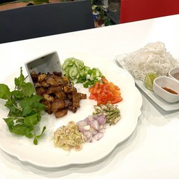 หมูย่างกระปิผักเขียว