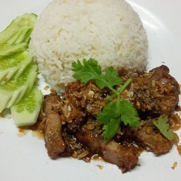 หมูกรอบกระเทียมพริกไทย ราดข้าว