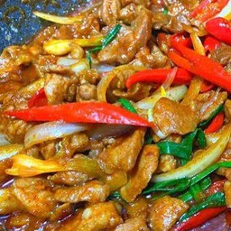 เนื้อผัดน้ำพริกเผาราดข้าว