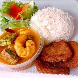 ชุดข้าวราดแกงส้มกุ้งชะอมไข+  ทอดมันปลากราย2ชิ้น+ไข่เจียว(เสริฟพร้อมผักสด)