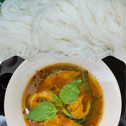 ขนมจีน + แกงคั่วพริกปลาดุกใบยี่หร่า + ผักสด
