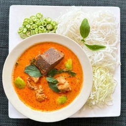 ชุด ขนมจีน แกงแดงไก่ จัดจ้าน