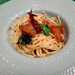 สปาเก็ตตี้เบคอนพริกแห้ง