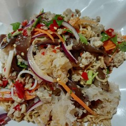 ยำมาม่าหมูสับเห็ดรวม
