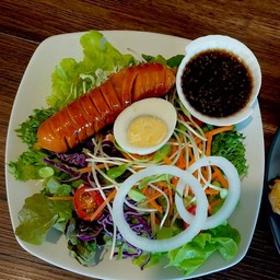 สลัดผักไส้กรอก