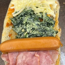 ผักโขม ใส้กรอก เบค่อน พิซ่าชีสยืด(มายองเนส มะเขือ)