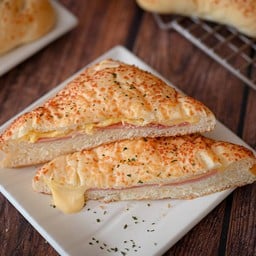 ปังแฮมชีส -🥪แฮมเต็มแผ่น ชีสก็เต็มแผ่น อร่อยจัดเต็ม กัดไปตรงไหนก็เจอ อบร้อนๆ หอม