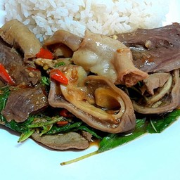 กะเพราเครื่องในหมูราดข้าว