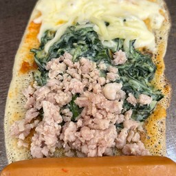 ผักโขม ใส้กรอก ไก่สับ พิชซ่าชีสยืด(มายองเนส มะเขือ)