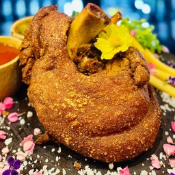 ขาหมูทอดกรอบ ขาหมูเยอรมัน หมูดำ CP คูโรบูตะ พร้อมน้ำจิ้มแซบ แซบ