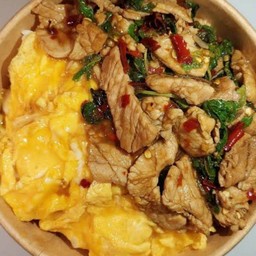 ข้าวไข่ข้นกระเพราหมูชิ้น