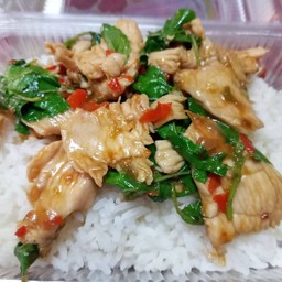 กะเพราไก่ชิ้น ราดข้าว