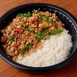 กระเพราหมูสับราดข้าว