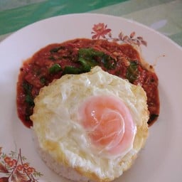 ข้าวกะเพราปลากระป๋องไข่ดาว