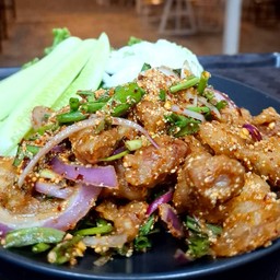 ไก่กรอบยำแซ่บ