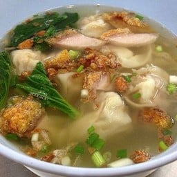 ชายสี่บะหมี่เกี๊ยว ต้มเลือดหมูอาหารตามสั่ง-บึงหนองโครต