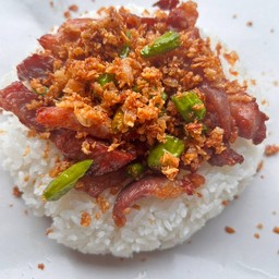 ข้าวหน้าหมูแดดเดียวสันคอทรงเครื่อง