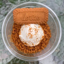 กรีกโยเกิร์ต 100g x โลตัสบิสคอฟครัมเบิ้ล (ฟรีน้ำผึ้ง)