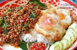 กะเพราถาด (หมูสับ) แถมไข่ดาว 2 ฟอง และ น้ำแก้วโอ่ง