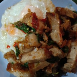 กะเพราหมูกรอบ