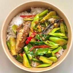 ข้าวราดคะน้าปลาป๋องใส่พริก