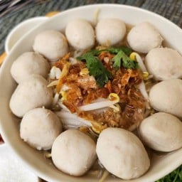 ก๋วยเตี๋ยวลูกชิ้นน้ำใส อาหวัง สรงประภา