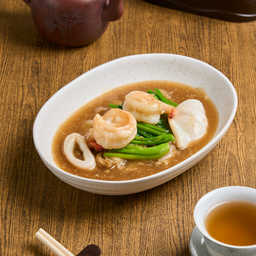 ราดหน้ารวมมิตร A (กุ้งแชบ๊วย + หมึกสด + หมู)