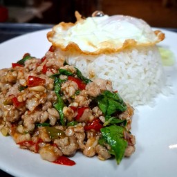 ผัดกระเพราราดข้าว