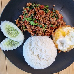 ข้าวกะเพราเนื้อโคขุนสับ